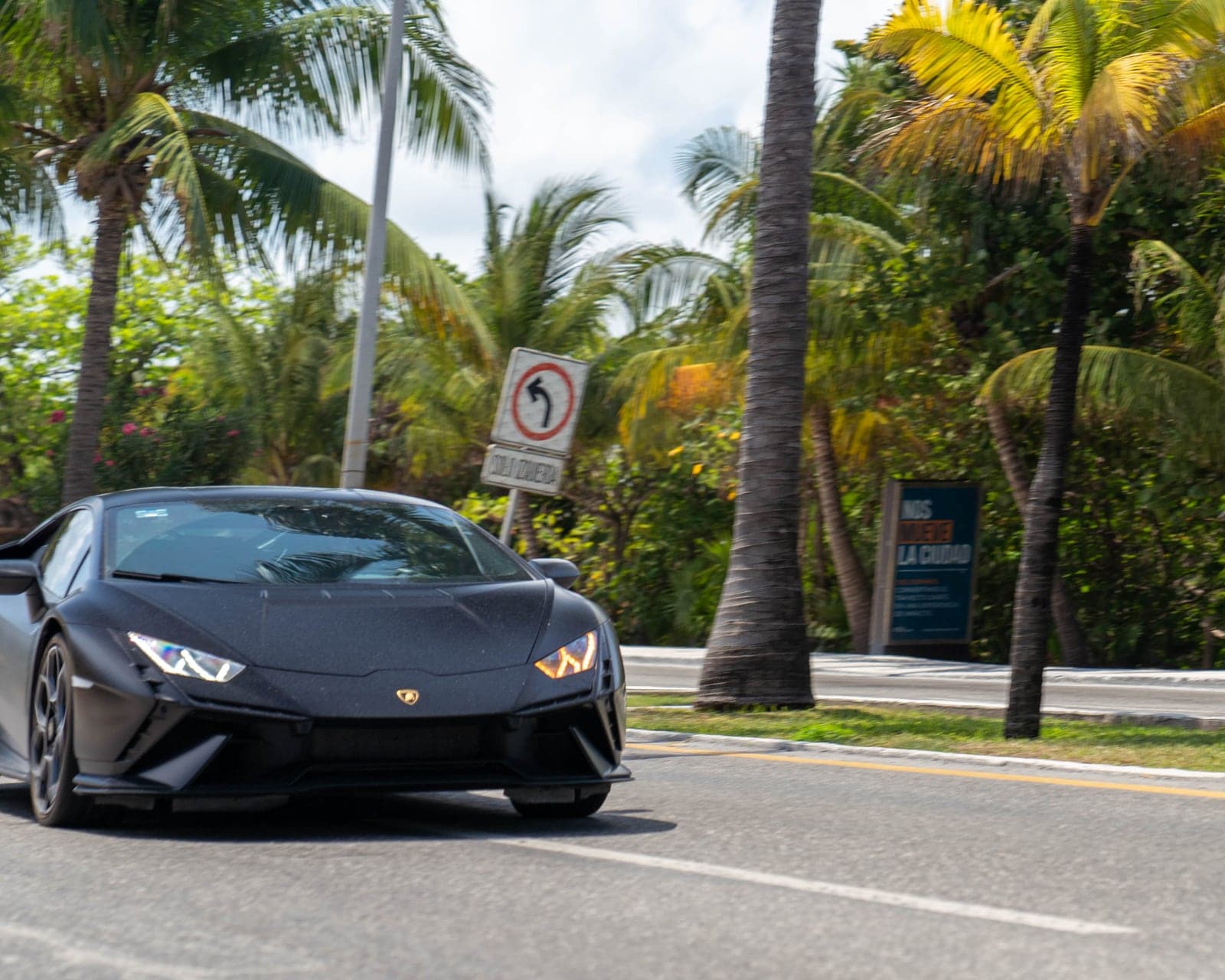 Lamborghini Huracán Tecnica 60th Anniversary rental photo 2 in Tulum