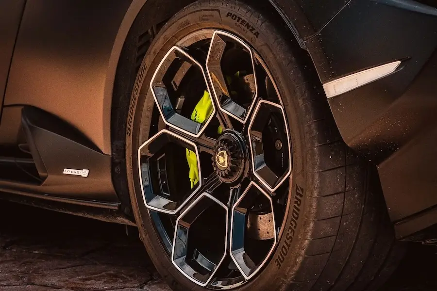 Lamborghini Huracán Tecnica 60th Anniversary rental photo 4 in Tulum