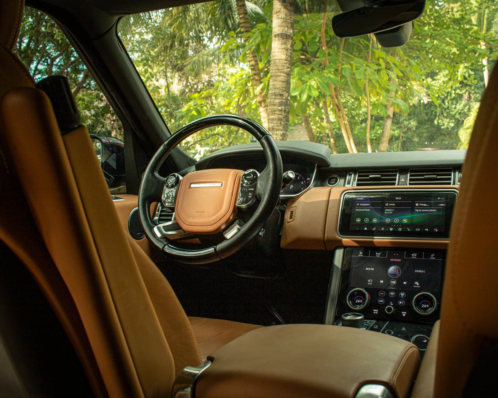 Range Rover Autobiography 50th Anniversary rental photo 2 in Tulum