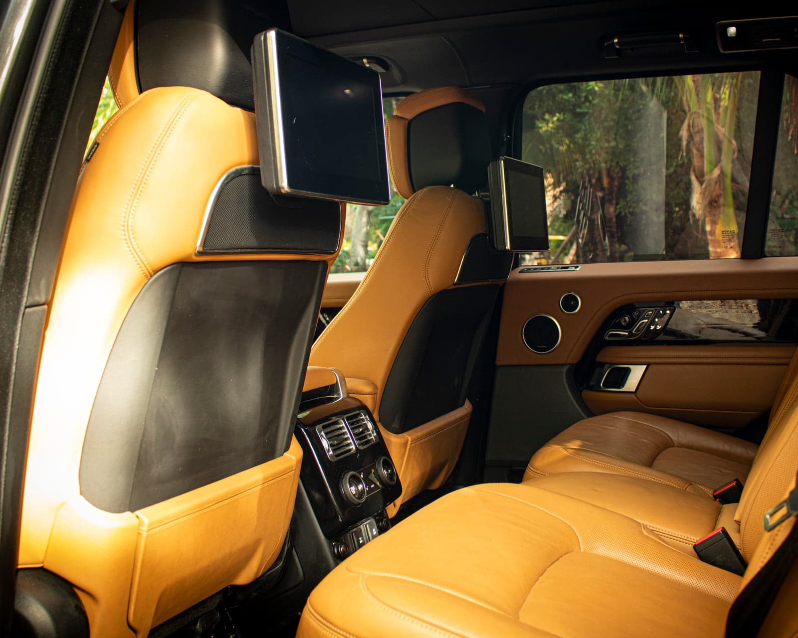 Range Rover Autobiography 50th Anniversary rental photo 3 in Tulum
